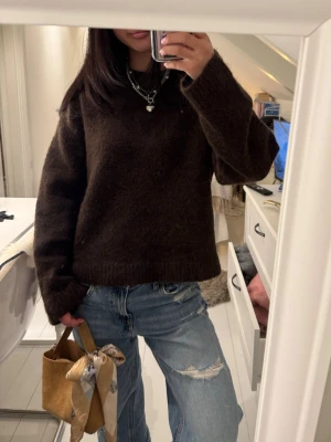 Stickad tröja - Såå mysig stickad tröja, helt slutsåld från Gina!🤗💓 Något nopprig (syns på bilderna)🙏🏽