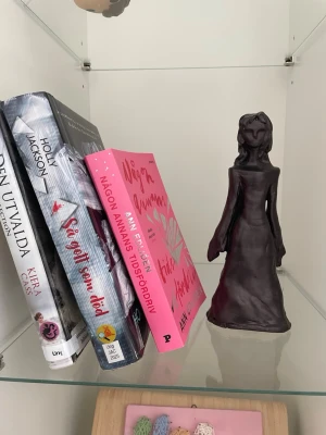 Handgjord mörkbrun keramikfigur - Unik handgjord figur i keramik, mörkbrun/svart liknande färg. Figuren föreställer en person i lång klänning och har en stiliserad, konstnärlig form. Perfekt som dekoration i bokhyllan eller på fönsterbrädan som till exempel. Figuren är handgjort gjort av min syrra från en klump av lera till detta, så jag hoppas att ni förstår mig på priset för att det tog veckor 🙂‍↕️ 🫶🌸 