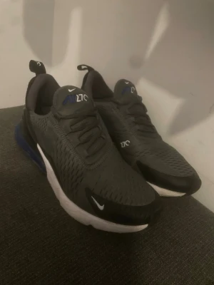 Nike Air Max 270 grå sneakers - Gråa/Blåa Nike 270 väldigt sällsynta säljs inte längre. Bra färg combo passar bra till Jeans. Storlek 42.5-43 passar 43 riktigt bra. Knappt använda en tvätt och som nya! Inga hål eller liknande. Det räcker med att tvätta med tvål och vatten så skiner dom som att dem är nya från butik