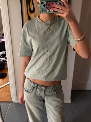 Ljusblå t-shirt - Säljer en ljusblå t-shirt med normal passform och korta ärmar. Perfekt till jeans eller kjol.
