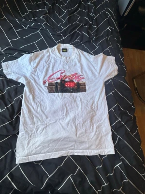 💣 Vit Graphic T-shirt Strl S – Mycket bra skick 🔥 - CorteizTröjan är endast använd 1–2 gånger och är i mycket bra skick. Det finns en svag gul nyans vid kragen som uppkommit från parfym, men den syns väldigt lite och påverkar inte helhetsintrycket. Går bort genom tvätten ✅ Storlek: S ✅ Material: 100% bomull ✅ Endast använd 1–2 gånger ✅ Coolt tryck på framsidan ✅ Mycket bra skick ✅ Nytvättad och redo att användas ✅märke:Corteiz 💬 Pris kan diskuteras vid snabb affär. 📦 Skickas inom 24 timmar efter betalning. 📸 Se bilder för egen bedömning av skick.
