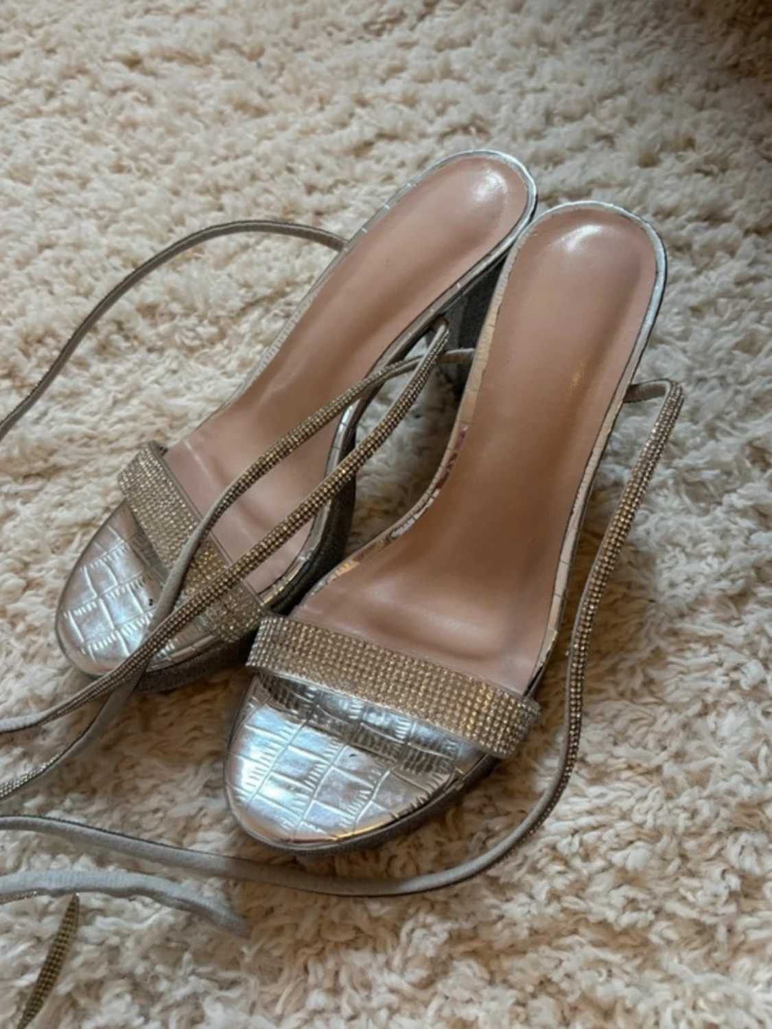 Silvriga glitterpumps med remmar