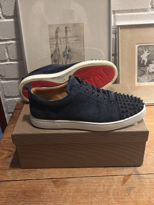 Christian Louboutin skor  - Ett par snygga Christian Louboutins som är köpta här på Plick för 3899kr, priset är ej hugget i sten så kom med bud. Allt som syns på bilderna ingår i köpet. Nästan allt OG medföljer. Skorna rengörs även innan de fraktas iväg. Vid andra frågor så är de bara att ställa på ✅✌️