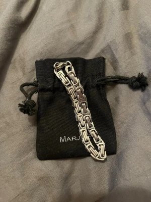 Armband i rostfritt stål  - Oanvänt armband i rostfritt stål, ifrån Marjoe, länkarna är 8 mm breda och kedjan är 20 cm🤎