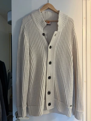 Boss Orange cardigan  - Beige stickad Boss Orange cardigan med snygga knappar och läder detalj på armbågarna🌟🌟