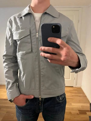 Grå These Glory Days Overshirt  - Säljer denna sjukt snygga Overshirten från These Glory Days⭐️ Färgen är grå och storleken är M✅ Den har inga defekter och skicket är utomordentligt🙌🤝 Sjukt najs passform och passar perfekt till hösten☀️🙌 Tveka inte på att höra av er dig vid minsta fråga eller fundering😊