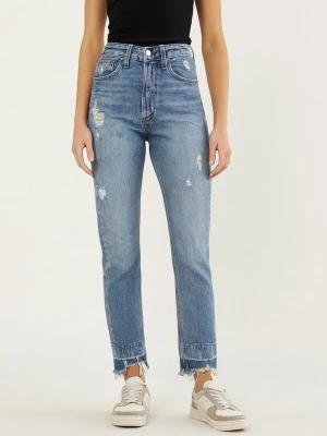 abercrombie & fitch high rise mom jeans curve love distressed - Ett par jeans från Abercrombie & Fitch i en ljusblå nyans. Jeansen har hög midja och raka ben. De är designade med slitna detaljer och fransiga benslut, vilket ger dem en avslappnad look. Jeansen har fem fickor och stängs med dragkedja och knapp. Superbekväma och med en avslappnad look. 