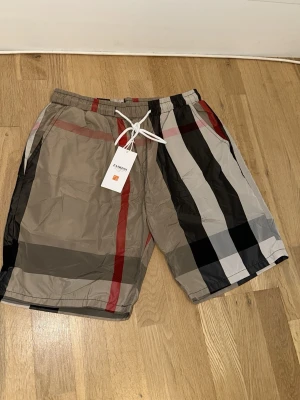 Rutig shorts med snörning - Oanvänd, mått kan skickas. Jag stryker  de innan sändning 