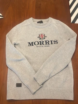Ljusgrå stickad tröja från Morris - Säljer en ljusgrå stickad tröja från Märket Morris i storlek S men passar mer som XS, absolut inga defekter förutom att stitchningen på lappen börjar släppa lite. Skriv vid fler frågor!! 
