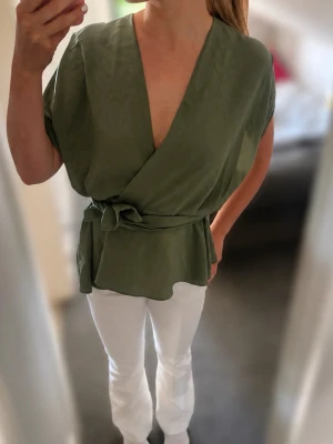 Grön blus med knytning från ZARA - Superfin topp från Zara - storlek S. Inte använd särkilt mycket 🙌
