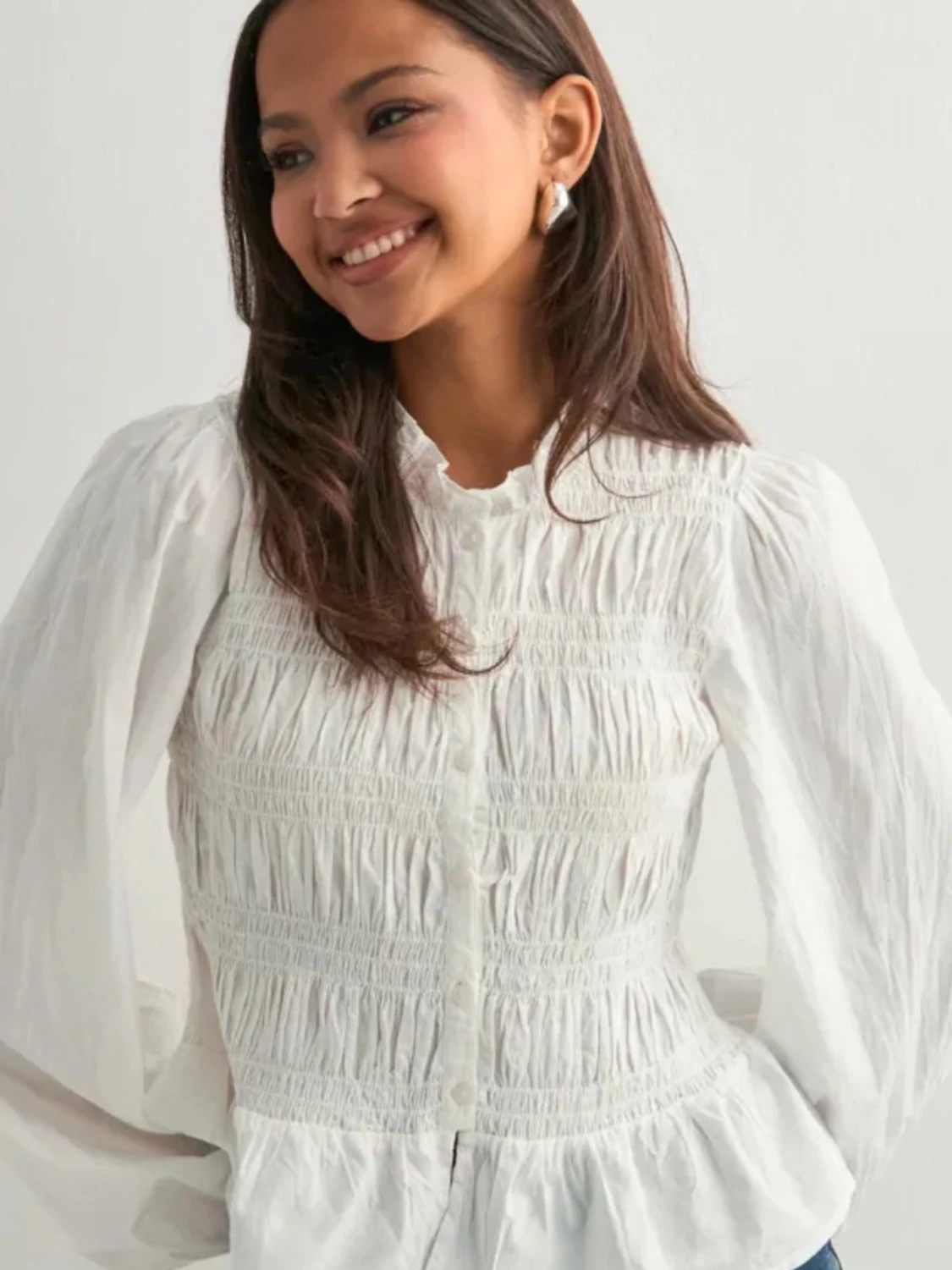 Vit blus med puffärm och smock - 2