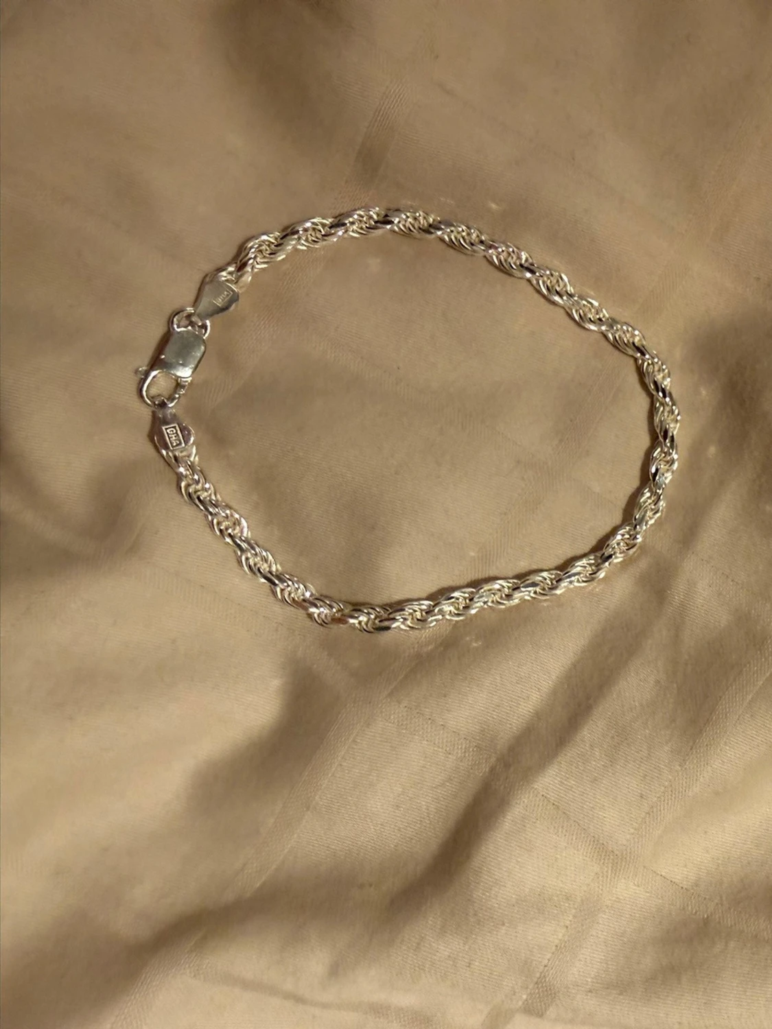 Silverarmband från guldfynd