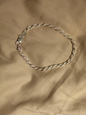 Silverarmband från guldfynd - Helt oanvänt silverarmband från guldfynd. Köpte armbandet och ett halsband tillsammans vilket kostade 1498kr. Armbandet är 21 cm långt.