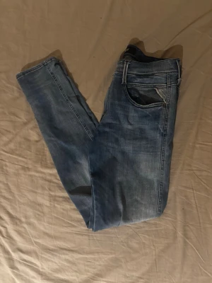 Blå slim fit jeans från Replay - Tjena! Jag säljer snygga ljusblå slim fit jeans från Replay med ett tvättad mörkblått mönster. Jeansen är mycket bra skick och är knappast använda. Storleken på jeansen är W28 och L32, för mig som är 177 och väger 64kg är jeansen lite för långa men man märker knappast av det. Vid funderingar eller intresse är det bara att skriva. Priset är ej hugget i sten!😁