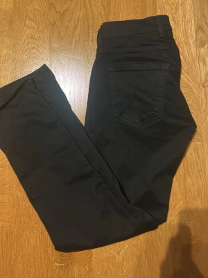 Replay jeans  - Snygga svarta Replay jeans (30/32) med klassisk femficksdesign och normal midja. Jeansen har raka ben och är tillverkade i ett mjukt bomullsmaterial med lite stretch för extra komfort. Perfekta för en clean och stilren look. Tveka inte om du har frågor eller prisförslag🙌