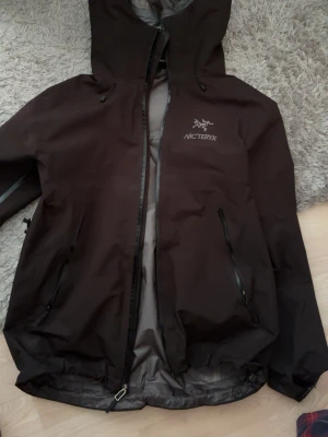 Arcteryx Beta Jacka - Riktigt het arcteryx beta jacka som jag fick i present, har använd väldigt sällan då jag har flera andra jackor att välja mellan. Skön material som skyddar rejält bra mot vind och regn. 