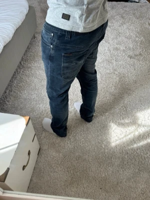 Nudie jeans  - Nudie Jeans Thin Finn | skick 9/10 | Storlek 34/32 | Pris - 549kr | Modellen är ca 180cm lång | Hör av dig vid minsta fråga eller fundering!!