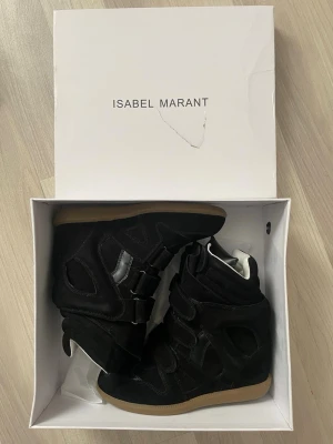 Isabel Marant svarta damskor - Skorna är helt nya och har aldrig använts. Boxen är lite skadad som ni kan se på bilderna men det är inte det värsta. Priset kan diskuteras.