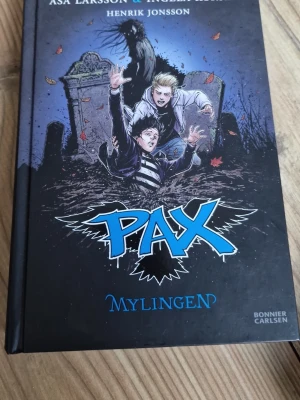PAX Mylingen & Grimmen bokpaket - Fyra böcker ur PAX-serien: 'Mylingen' och 'Grimmen' av Åsa Larsson, Ingela Korsell och Henrik Jonsson. Hårda pärmar med färgstarka omslag och tecknade illustrationer. Perfekt för dig som gillar spänning, mysterier och övernaturliga äventyr.