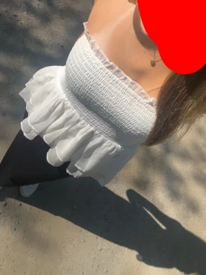 söt topp - säljer denna söta topp, perfekt nu till sommaren. köpt förra sommaren men säljer då den inte kommer till användning, storlek m men passar även xs-s 💞 pris kan diskuteras, skriv för frågor eller funderingar!💞