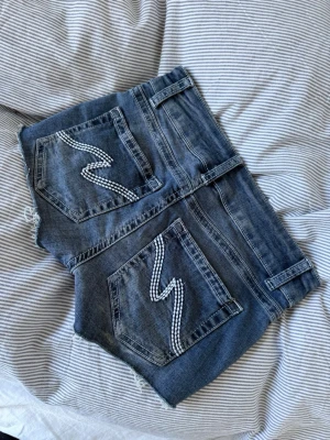 Lågmidjade blå jeansshorts Nelly - Ett par blå jeansshorts från Nelly i storlek 32/xs. De är korta och lågmidjade. Köpta för ett år sedan men kommer inte till användning. Ser som ny ut!