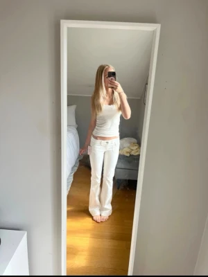 Nya vita jeans från Nelly!! - Säljer ett par helt nya vita low waist jeans från Nelly. Storlek 36 med prislapp!!