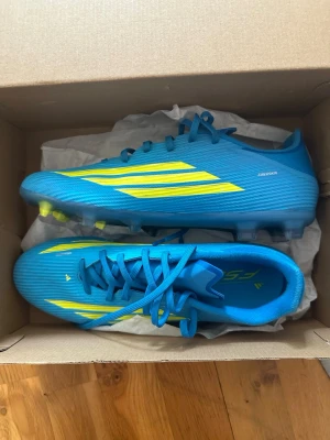 Blåa Adidas F50 fotbollsskor  - Säljer ett par blåa Adidas F50 fotbollsskor. Inte elite skor men dom funkar bra, dom är använda under en träning men dom var för små för mig.