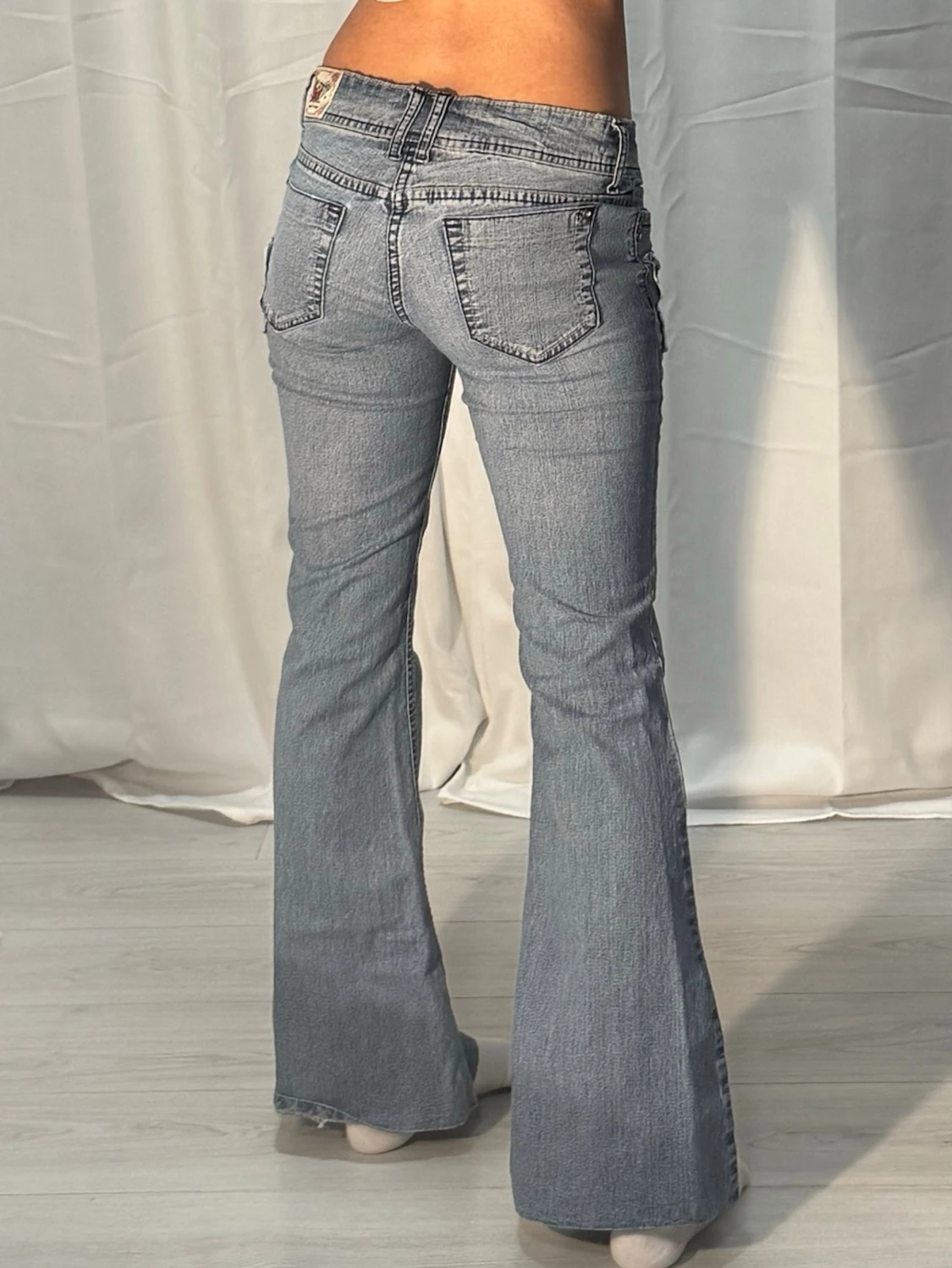 Low bootcut jeans med slitningar  - 1