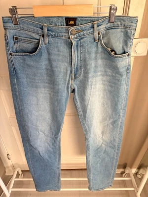 Jeans LEE - Sjukt snygga jeans från LEE av modell DAREN ZIP FLY i storlek W32 L32 som nya🤩