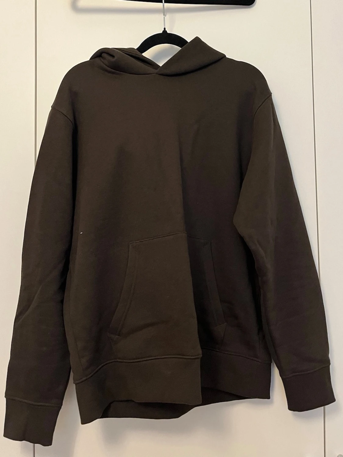 Mörkbrun hoodie med magficka - Mango man 