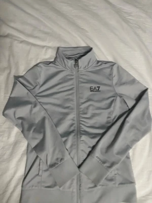 Ljusgrå zip hoodie från EA7 - Snygg ljusgrå zip hoodie från EA7 Emporio Armani, mycket mjukt martial.
