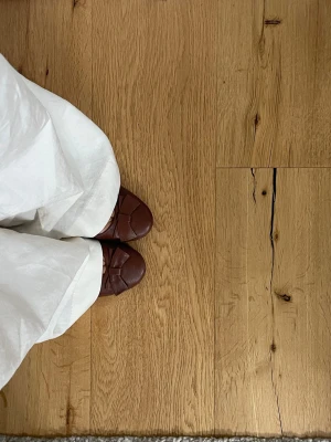 Bruna ballerinaskor med rosett - Snygga bruna ballerinaskor i skinn med rund tå och en söt rosettdetalj framtill. Skorna har låg klack och klassisk design som passar till många olika outfits. Perfekta för dig som gillar stilrena och bekväma skor.