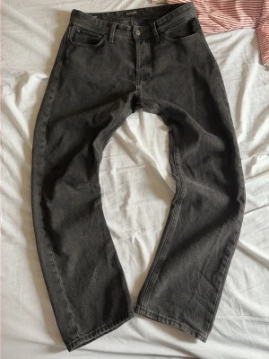 Svarta raka jeans från jack&Jones - Säljer ett par svarta jeans från Jack&Jones med rak relaxar fit använd få gånger säljer pga passar inte längre