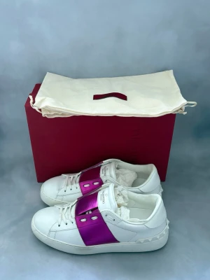 Valentino Opens Rosa/Lila | 37 - Valentino Garavani Opens | Rosa/Lila | Storlek - 37 | Skick - 9.5, otroligt fint skick | Box samt dustbag medföljer | Äkta | Hör av er vid frågor eller funderingar!