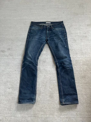 Acne Studios Jeans - Säljer nu dessa snygga Acne Studios jeans! Med en washed look är de riktigt snygga!   Originalfärgen på jeansen är raw, men har fadeats under många användningar.  Skicket är 10/10! De är i sjukt bra skick, utan fläckar eller liknande.  Storleken är W31 och L32, men jag skulle säga att den sitter som W29 eller W30, och L32, just eftersom de har tvättats så många gånger.  Jeansen sitter som straight👌  Nypris på jeansen är 4200 kr ❌  Mitt pris är 999 kr✅  