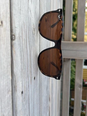 Ray-ban boyfreind polarized  - Snygga solglasögon från Ray-Ban med bruna glas och klassisk wayfarer-form. Bågarna har ett sköldpaddsmönster i brunt och svart som ger en cool retrovibe. Perfekta för soliga dagar och en stilren look.