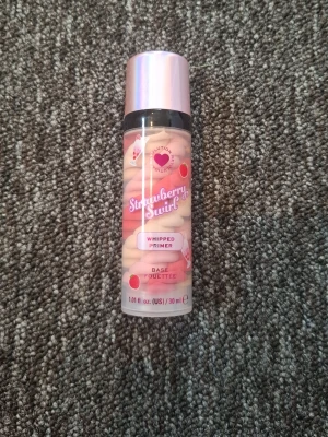 Strawberry Swirl Whipped Primer - Säljer en söt Strawberry Swirl Whipped Primer från Revolution. Primern har en swirl-design i rosa och vitt och kommer i en genomskinlig plastflaska med rosa lock. Innehåller 30 ml och har en fräsch, jordgubbsinspirerad look. Köpt på normal