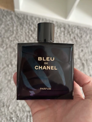 Bleu de Chanel Parfum - Exklusiv parfym från Chanel. Bleu de Chanel Parfum. Säljes för den inte används längre och vill bli av med den. Skulle säga det är 95 ml kvar av 100 ml. Kontakta mig om du har frågor.