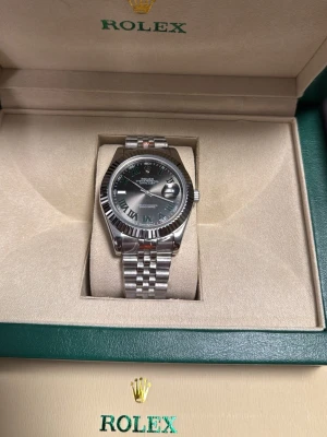 Rolx Role Wimbledon Datejust Topp, Automatisk - Rolx Wimbledon, Automatisk, Topp. inplastad med Rolx Box, certifikate samt alla tillbehör.