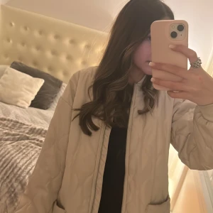 Beige quiltad bomberjacka - Säljer en snygg beige quiltad bomberjacka med dragkedja. Jackan har en stilren design och är perfekt för kyligare dagar. Den har långa ärmar och en bekväm passform.köpt för ca 600-700kan tänka mig att sänka för bra pris 