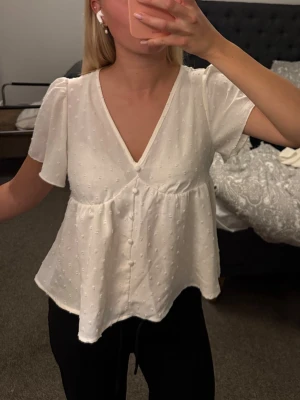 Kortärmad blus  - Säljer min fina blus som är ifrån shein☺️ Den är i ett bra skick!!