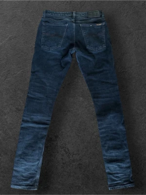 Nudie jeans Skinny Linn - Säljer ett par snygga svarta Nudie jeans Skinny Linn med Skinny pass form och passar till mycket i vardagen. Skriv vid frågor! Storlek: 31W 32L