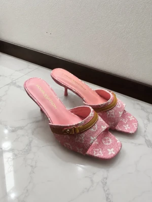 LV Klackar  - Jättefina LV klackar i rosa. Skicket är som nytt och har inga defekter! Skulle säga att klacken är cirka 3-5 cm hög. 