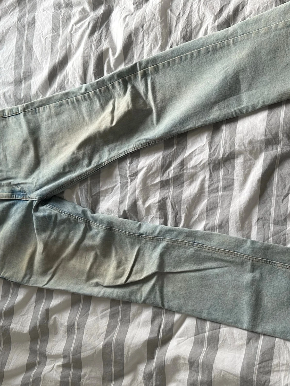 Ljusblå skinny jeans med tvättade detaljer