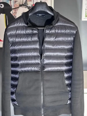 Herno Cardigan - Hejsan, vill byta denna mot en likadan fast i Large. Hör av mig om du har. 