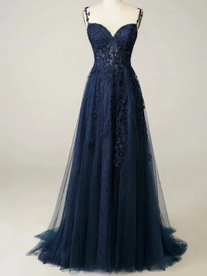 Marinblå långklänning med spetsdetaljer - Elegant marinblå långklänning med tunna axelband och v-ringad urringning. Klänningen har ett lager av tunn tyll med broderade spetsdetaljer och blommönster, vilket ger en romantisk känsla. Perfekt för bal eller festliga tillfällen.