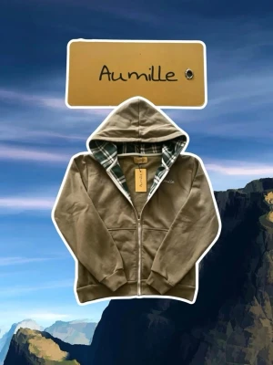 Slutsåld Aumille Green Zipper Hoodie - Tjena! Säljer en riktigt fet ”Green Zipper” Hoodie från Aumille, tröjan är i fint skick och endast använt ett fåtal gånger.   Info:  - Tröjan är i storlek M och är ”True To Size” - Tröjan är för tillfället slutsåld på Aumilles hemsida i ALLA storlekar! - Tröjans original pris är 1015kr, men jag säljer den endast för 599kr!  Defekt: Tröjan har från början ett snöre som går igenom huvan som gör att man kan dra åt den, denna finns tyvärr inte.  Hör av dig vid minsta fundering!  Jag gör inga returer