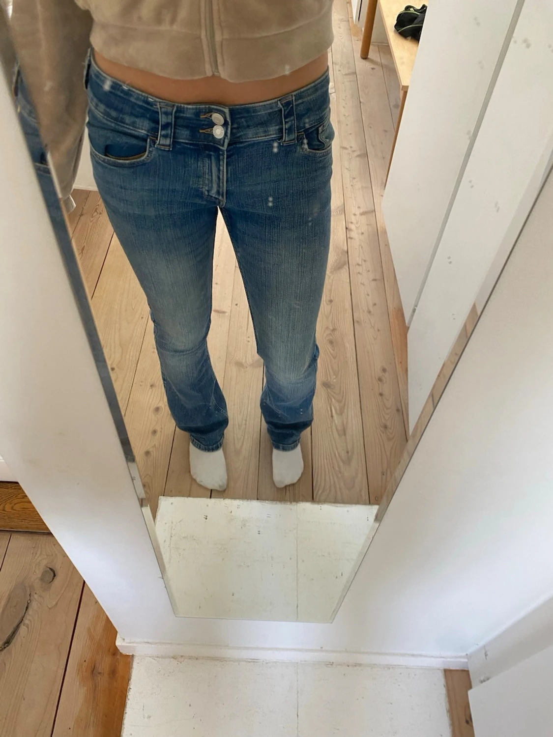 Låg midjad bootcut jeans med dubbla knappar