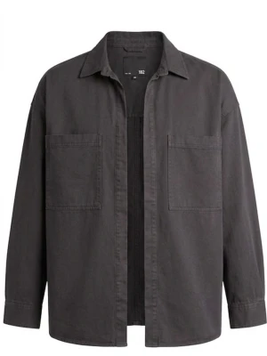 Svart oversized skjorta  - Säljer en svart oversized skjorta  i bomull. Skjortan har stora bröstfickor, klassisk krage och knappar framtill. Perfekt att bära öppen över en t-shirt för en avslappnad look.