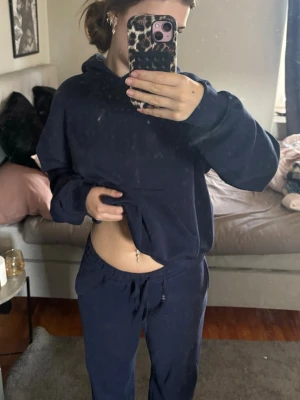 Mörkblå hoodie och byxor  i mjukt material - Säljer en mörkblå hoodie med matchande byxor.  